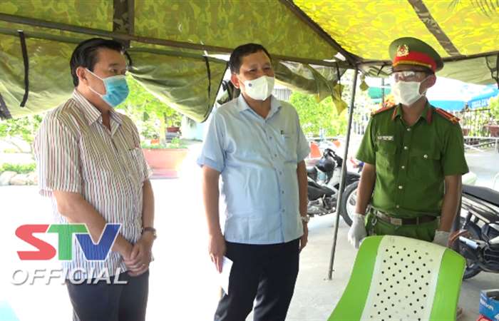 Chủ tịch Ủy ban MTTQ Việt Nam tỉnh Sóc Trăng thăm lực lượng làm nhiệm vụ tại các Chốt kiểm soát dịch COVID-19 ở Long Phú